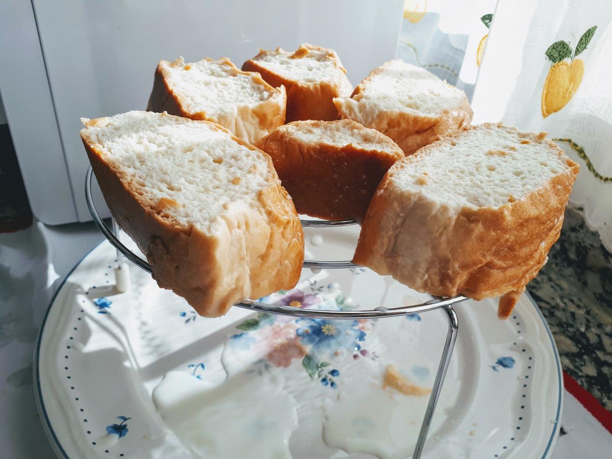 escurriendo pan para torrijas semana santa