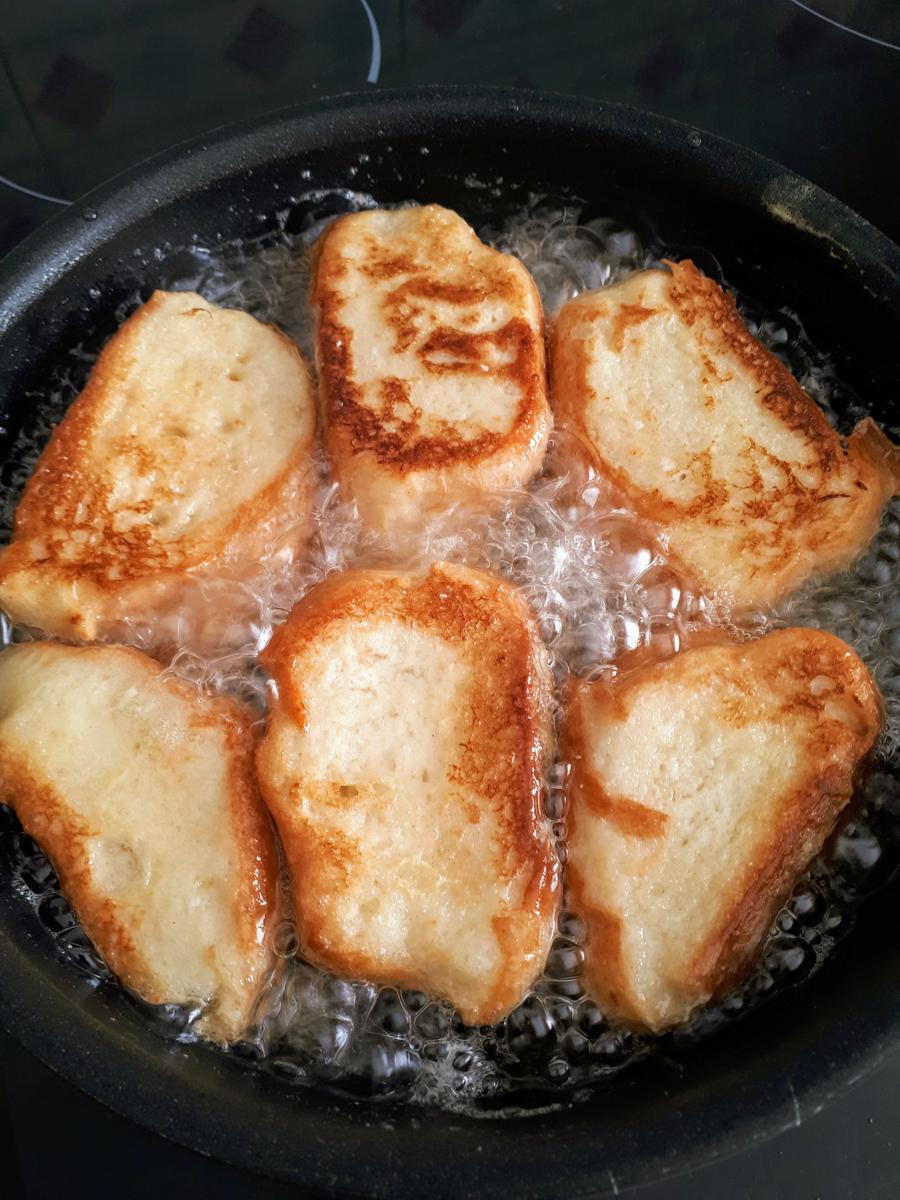 friendo torrijas semana santa