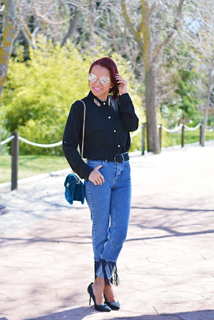 Camisa negra y jeans