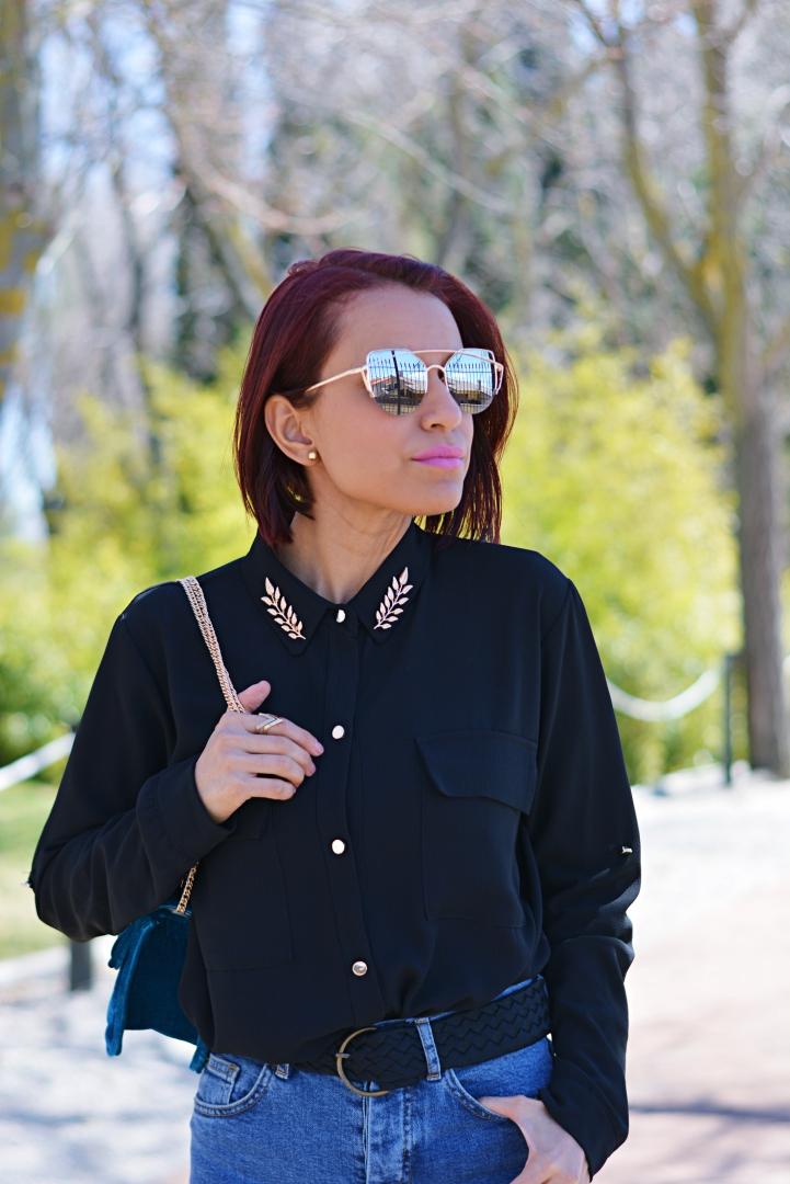 Camisa negra con pin dorado