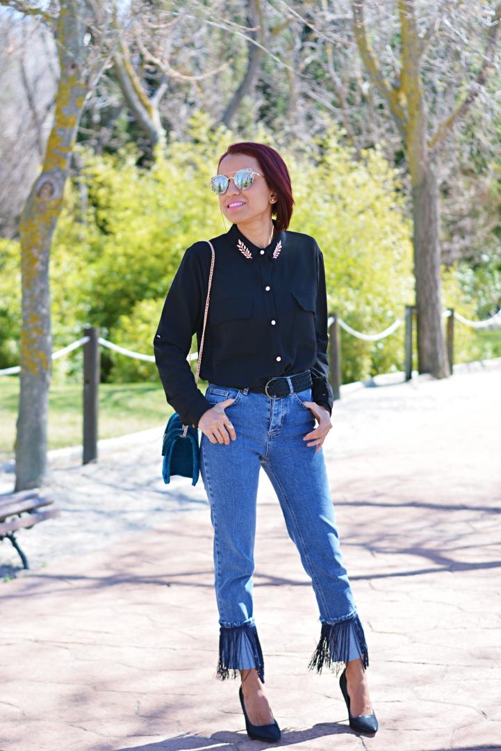 Outfit casual con jeans con flecos