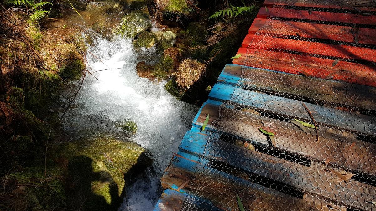 Detalle de uno de los ocho puentes sobre el río.