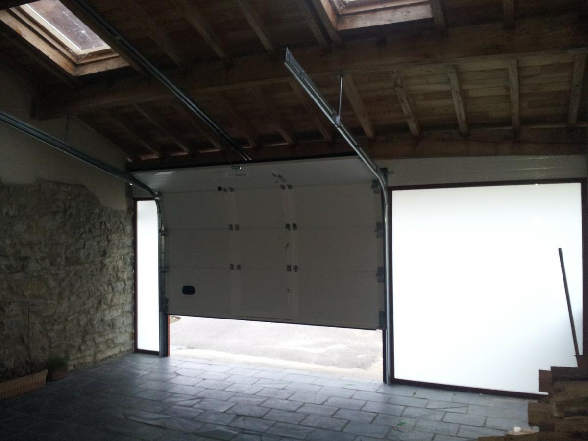 punto de recarga para un coche eléctrico en un garaje