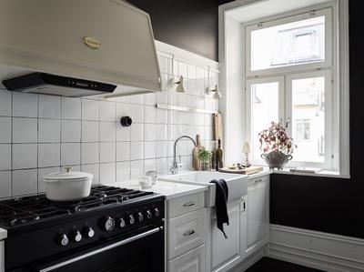 DECO Estilo nórdico: Cocina blanca vintage con papel pintado y frigorífico  SMEG