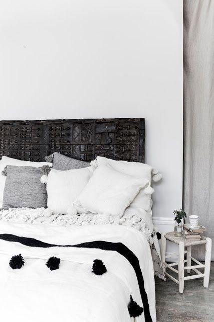 esencia nómada. pompon blanket, taburete de madera y handira marroquí