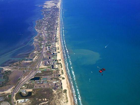 Islas para visitar en Estados Unidos ,South Padre Island is off the coast of Texas and very close to Mexico. Take a quick trip here this year; you wont even need a passport.