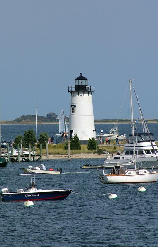 Islas para visitar en Estados Unidos, Edgartown Harbor Light is a Marthas Vineyard lighthouse located in Edgartown, Massachusetts, USA, that marks the entrance into Edgartown Harbor and Katama Bay. Marthas Vineyard has five lighthouses.