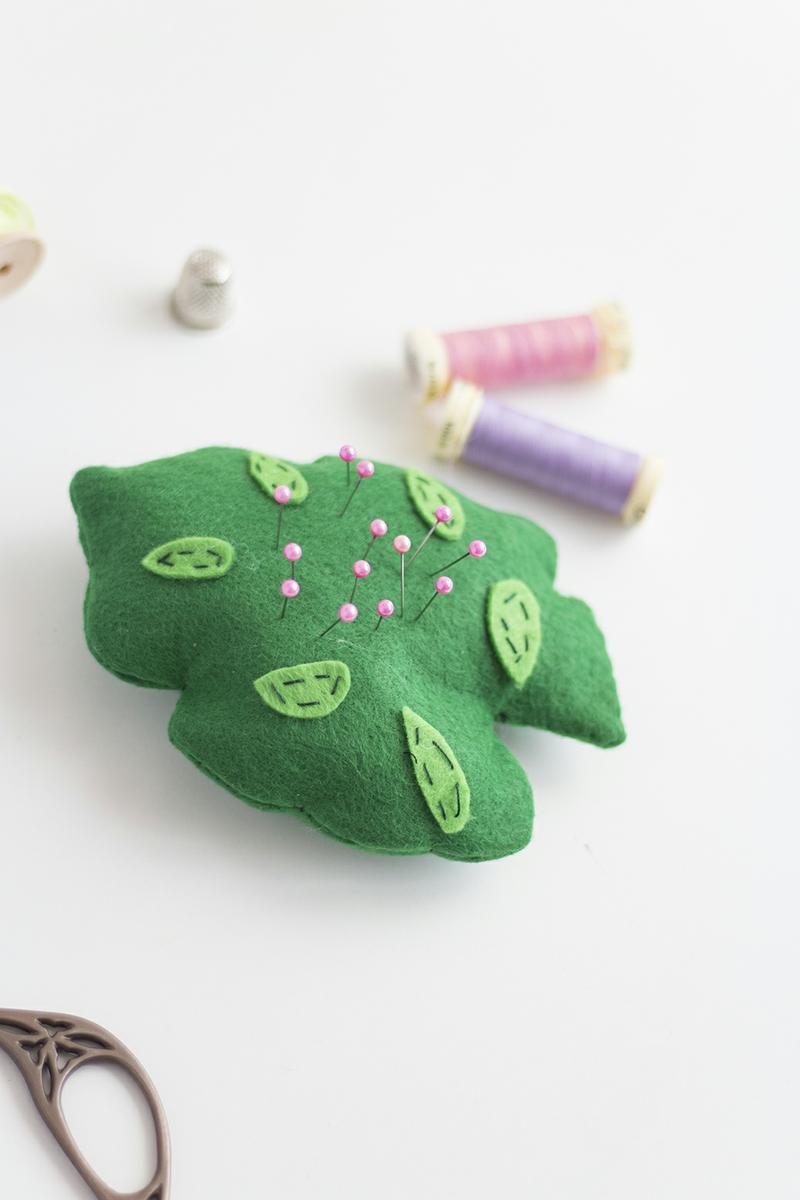  alfiletero de fieltro con forma de mosntera