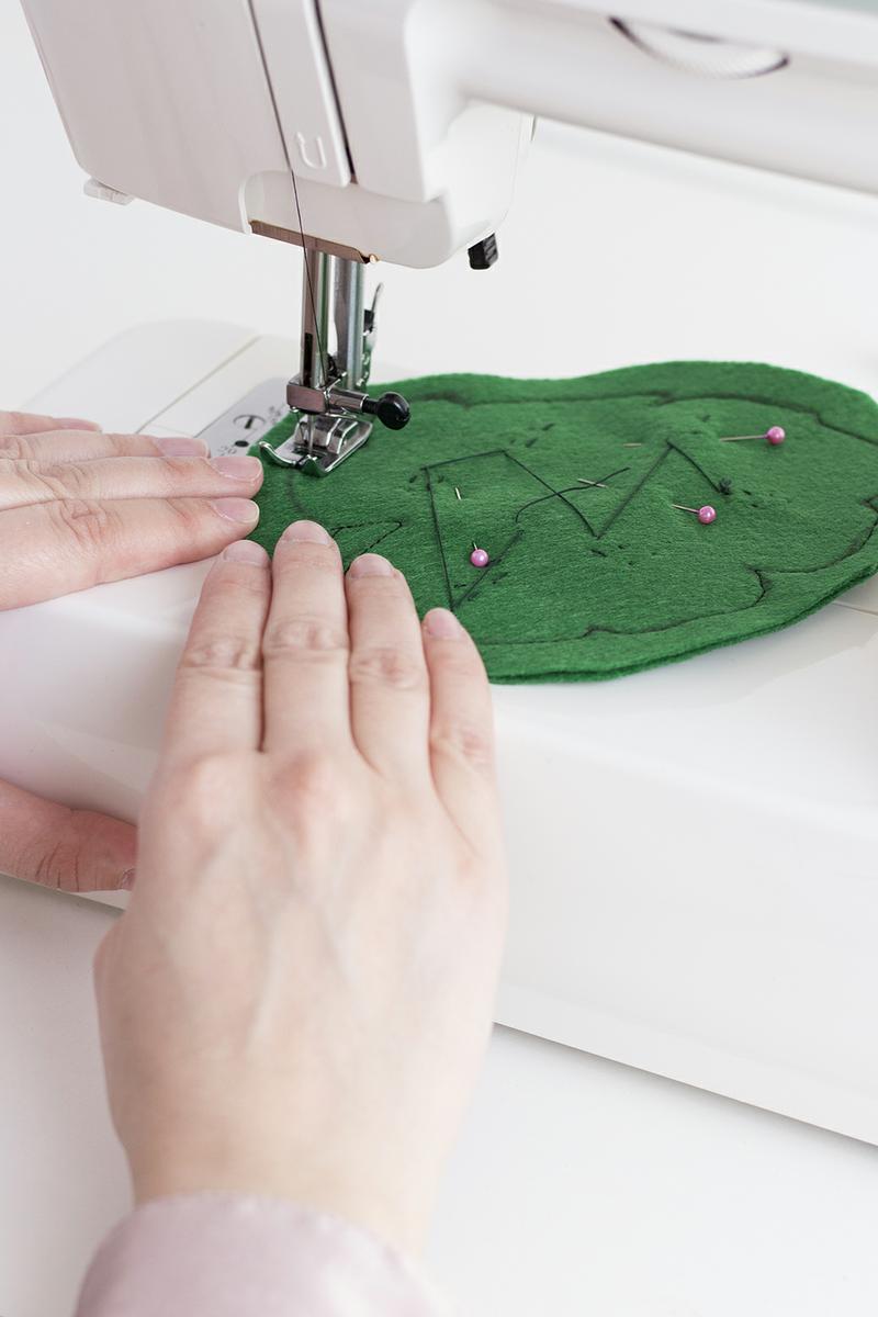 paso a paso para hacer un alfiletero de fieltro