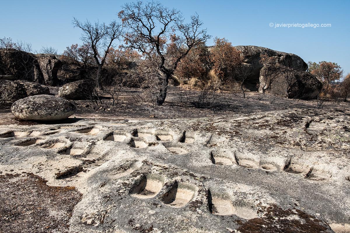 Conjunto de cazoletas utilizadas para moler el mineral junto a la Peña de la Sierpe. Ruta de las minas romanas de Pino del Oro. Paisaje quemado. Territorio calcinado. Parque Natural de las Arribes del Duero. Zamora. Castilla y León. España © Javier Prieto Gallego