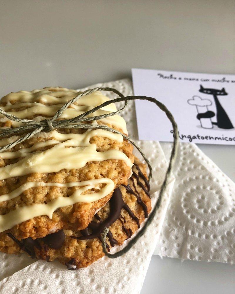 Galletas de avena con decoración de chocolate