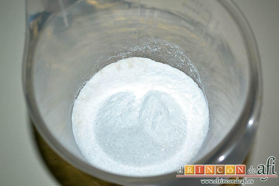 Tortitas con sirope de arce, poner en una jarra la harina con la levadura y el azúcar