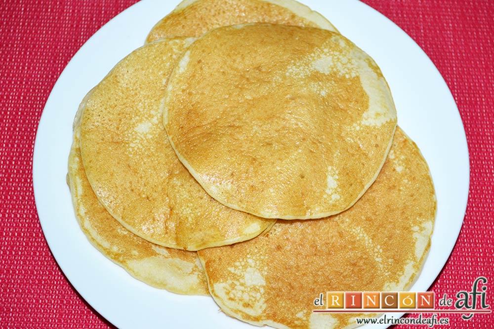 Tortitas con sirope de arce, reservarlas en un plato cuando estén hechas