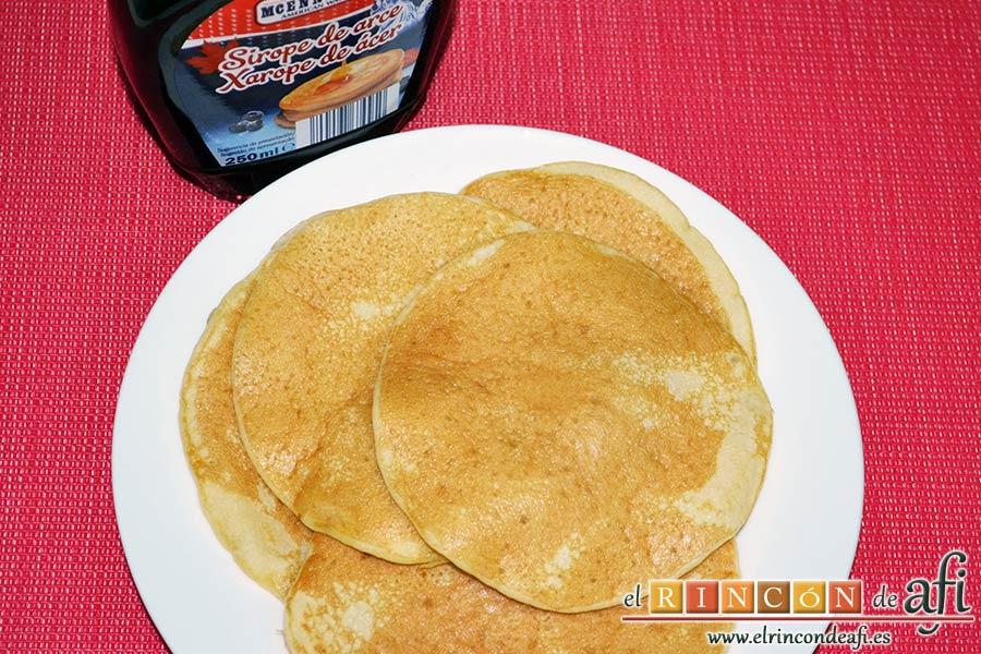 Tortitas con sirope de arce, acompaña las tortitas con sirope de arce o lo que prefieras