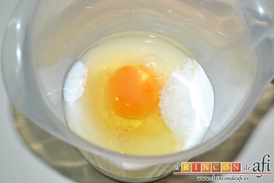 Tortitas con sirope de arce, añadir el huevo