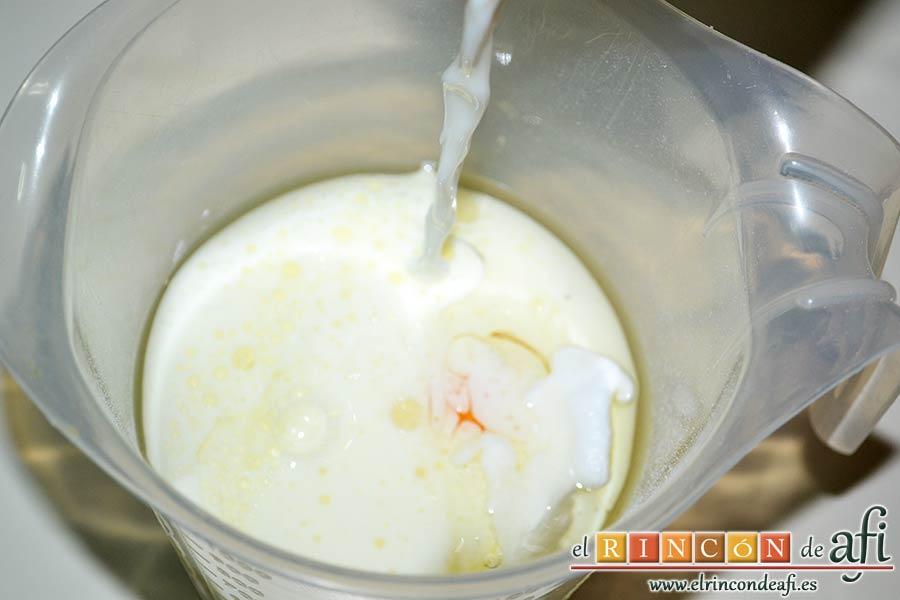 Tortitas con sirope de arce, añadir la leche