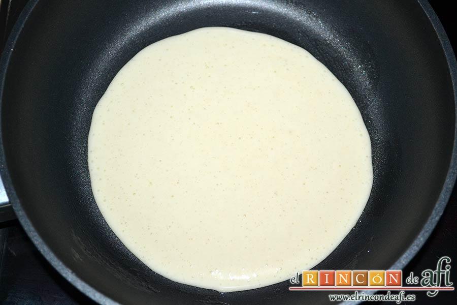 Tortitas con sirope de arce, tras dejar reposar la masa, untar una sartén con mantequilla y poner una porción de la masa