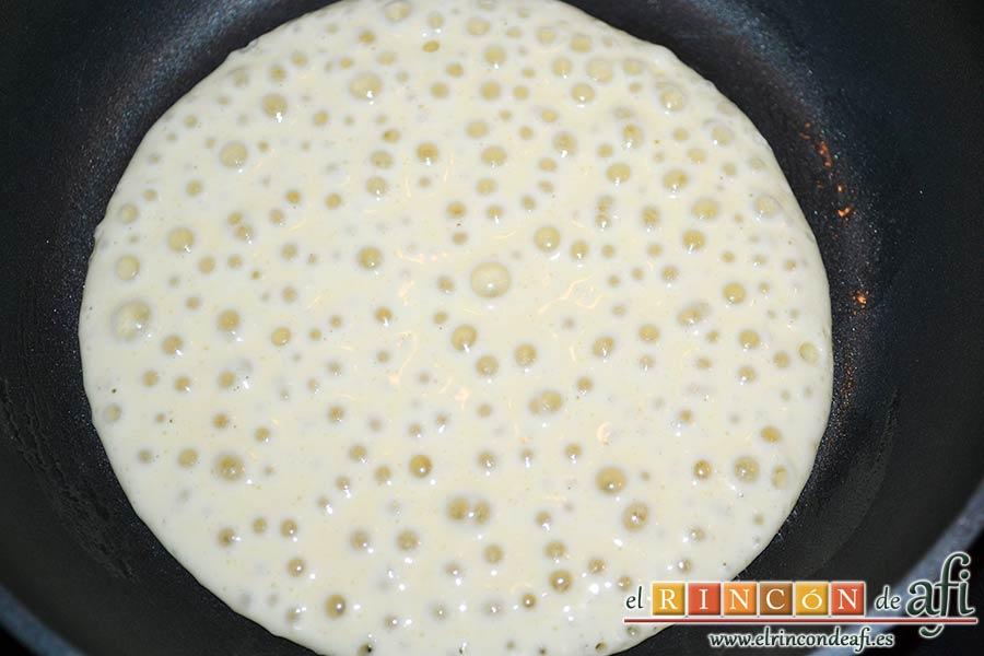 Tortitas con sirope de arce, dejar que se cocine hasta que salgan burbujas