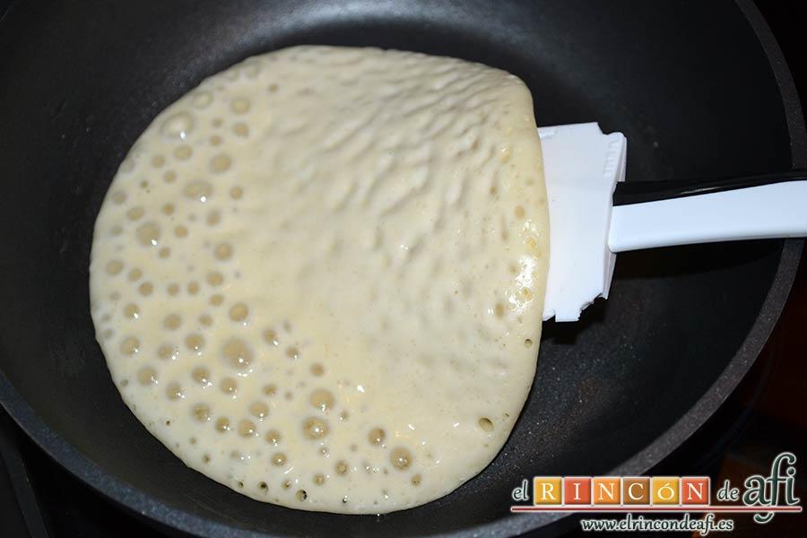 Tortitas con sirope de arce, darle la vuelta a la tortita con una espátula