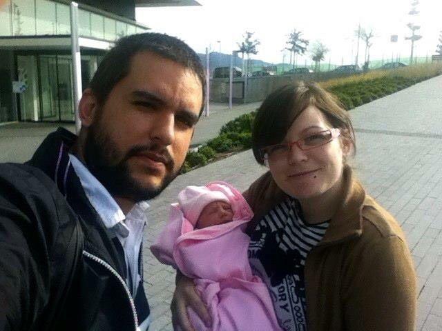 Belén y Juan a la salida del hospital junto a su hija Carla. 
