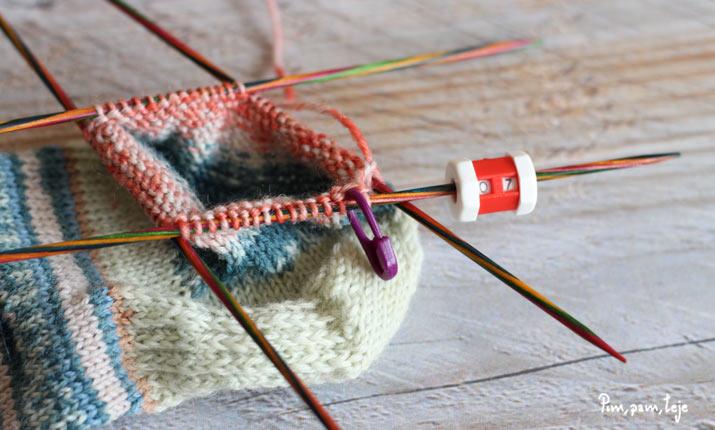 Afectar Medieval Escribe un reporte 5 consejos para tejer calcetines con agujas de doble punta | Manualidades