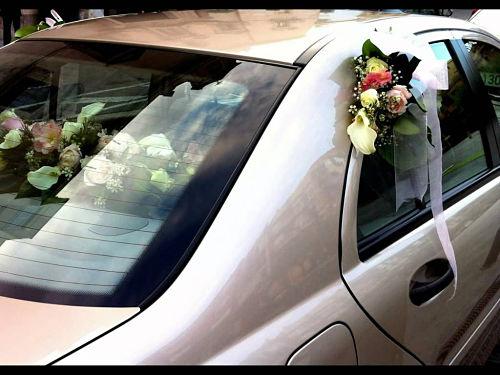 Detalle de flores en el coche de boda