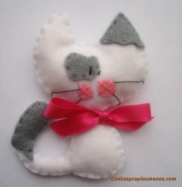 Como hacer con tus propias manos un gatito de fieltro