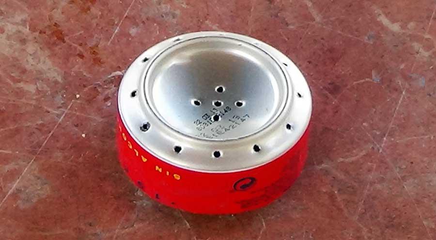 infernillo casero con dos latas de refresco