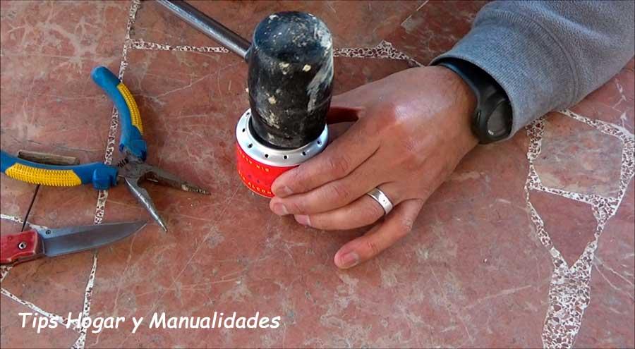 infernillo casero con dos latas de refresco