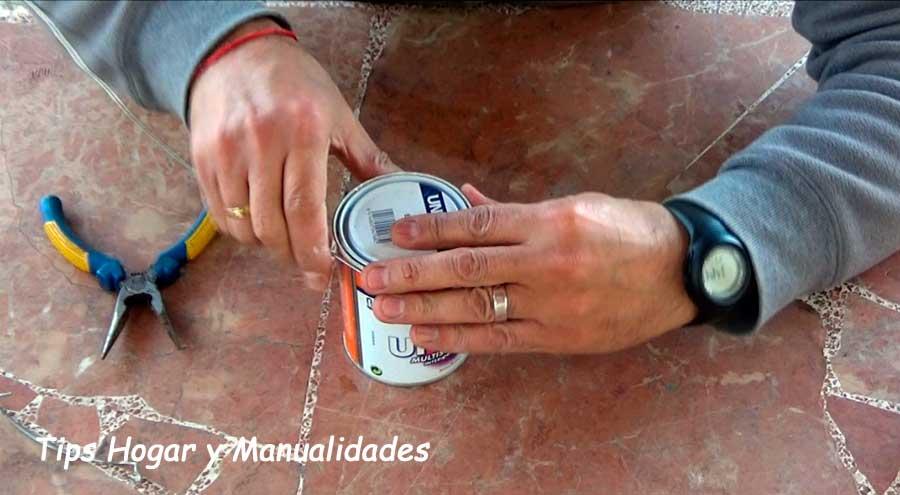 infernillo casero con dos latas de refresco