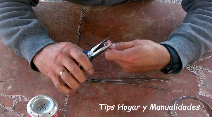 infernillo casero con dos latas de refresco