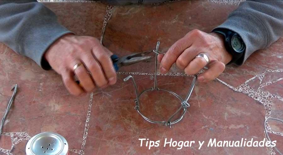 infernillo casero con dos latas de refresco