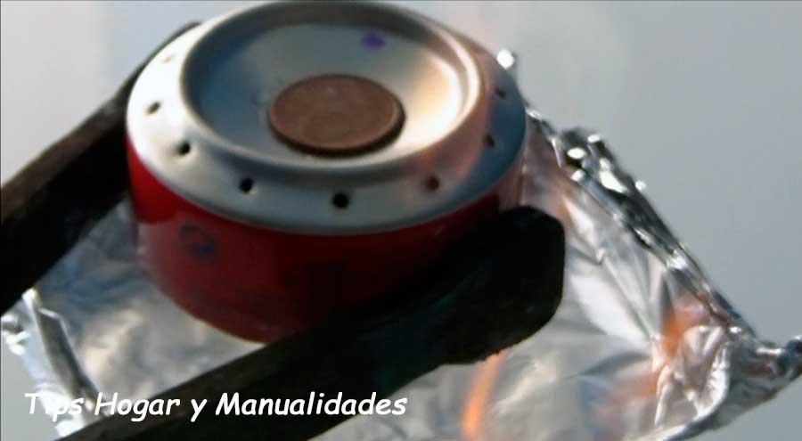 infernillo casero con dos latas de refresco