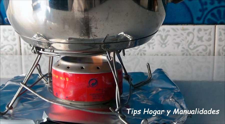 infernillo casero con dos latas de refresco