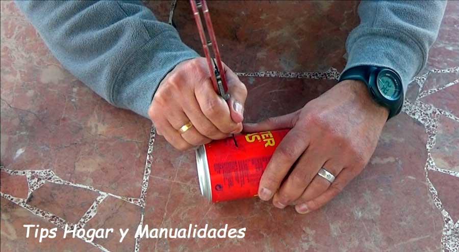 infernillo casero con dos latas de refresco