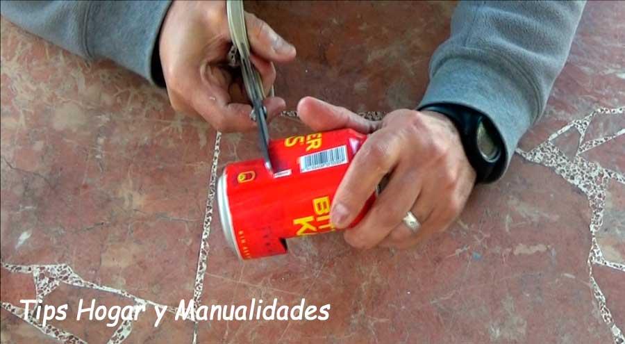 infernillo casero con dos latas de refresco