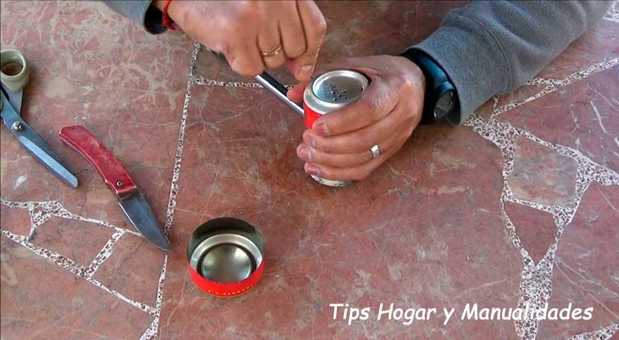 infernillo casero con dos latas de refresco