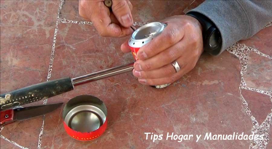 infernillo casero con dos latas de refresco