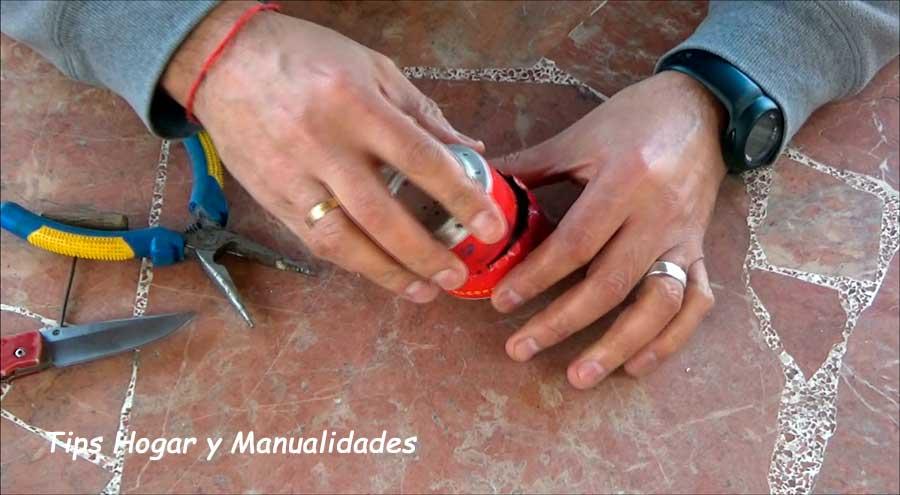 infernillo casero con dos latas de refresco