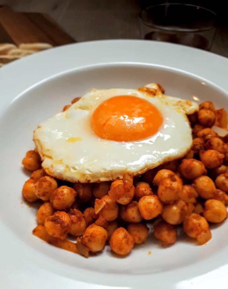 Garbanzos al curry con huevo frito Cocina