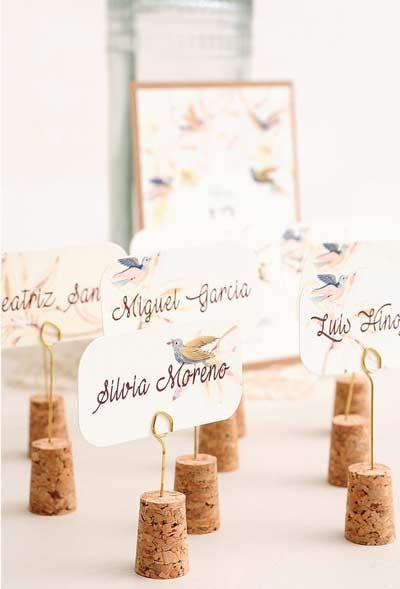 corchos de botellas usados como soporte para tarjetas marcasitios de una boda diy