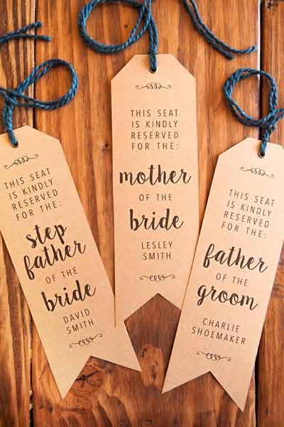 idea original para señalizar las mesas de los invitados de una boda con etiquetas de ropa