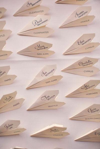 avioncitos de papel para señalizar la ubicación de los invitados en el banquete