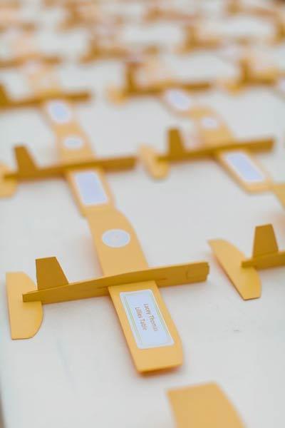 idea de marcasitios con un avión de origami