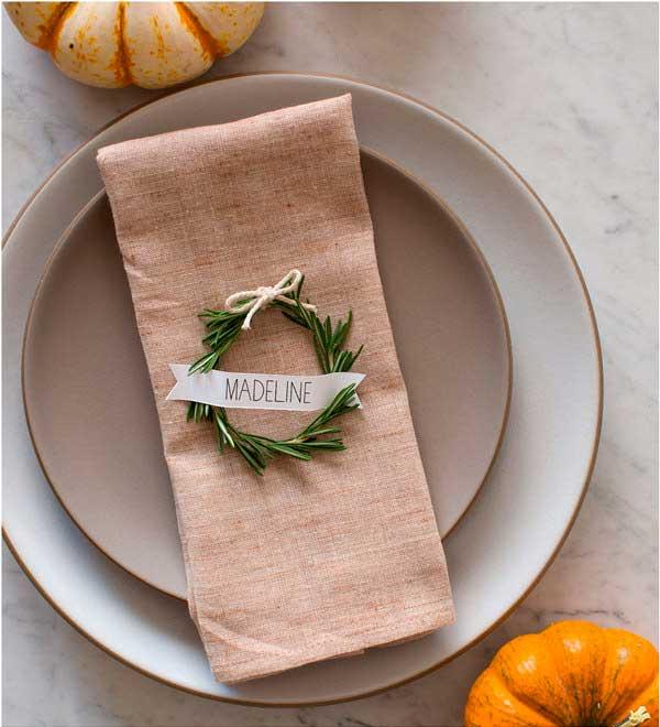 idea original hecha de forma manual con una mini corona de romero para señalizar donde se sienta cada invitado