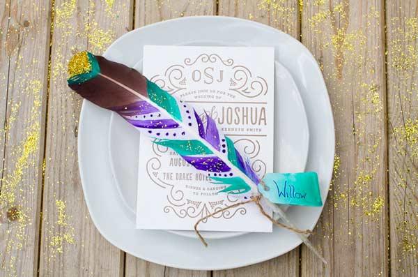 pluma decorada diy para señalizar dónde se ubican los invitados de una fiesta