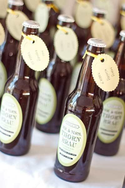 idea original para señalizar las mesas de un banquete de bodas en las etiquetas de las cervezas