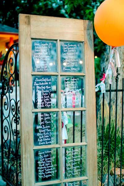 seating plan display con una puerta de cristal, muy original y fácil