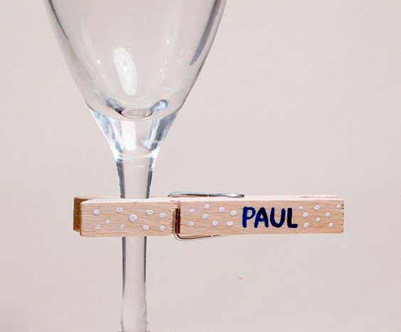 idea fácil y original para señalizar dónde se sentarán los invitados con una pinza en la copa