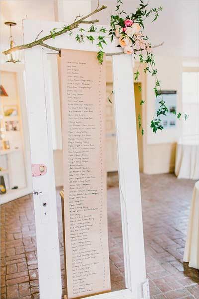 Encuentra tu sitio de boda fácil y original reutilizando una puerta de madera